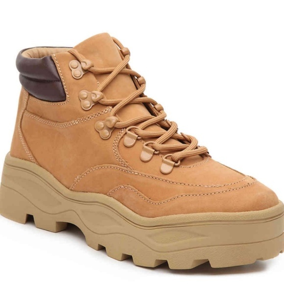 Steve Madden Shoes - BRAND NEW Steve Madden Rockie bootsies (6M)